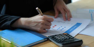 En el 2025: Simplifica tus finanzas con estas estrategias