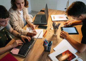 Cómo se informan los jóvenes en redes sociales, aunque tienen poca confianza en ellas