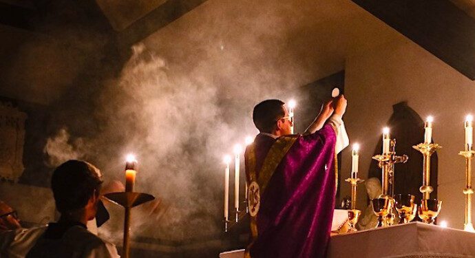 “Lex orandi, lex credendi” la forma en que oramos se convierte en la forma en que creemos