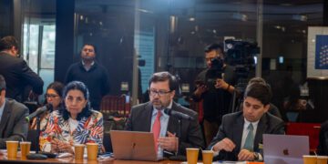 Chile: gasto público supera ingresos en 15 de los últimos 17 años y aumenta la deuda bruta y neta