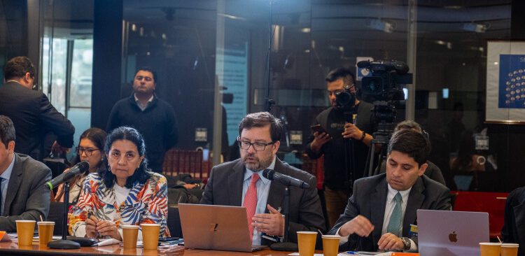 Chile: gasto público supera ingresos en 15 de los últimos 17 años y aumenta la deuda bruta y neta