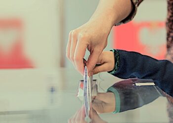 Hay pocas instituciones que mantengan su prestigio y eso salpica a la democracia