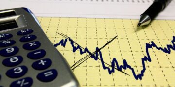 Perú: incumplimiento recurrente de metas fiscales puede deteriorar la calificación crediticia del país