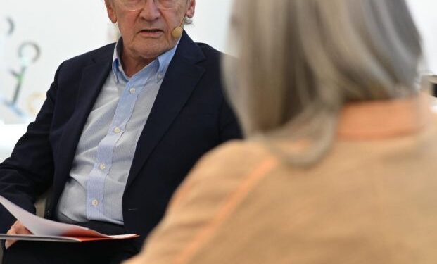 España: Es lamentable que los mayores de 45 años empiecen a sobrar en las empresas