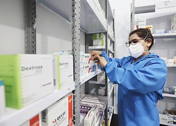 Peruanos acuden en consulta “médica” a boticas y farmacias porque no hay servicios de salud al alcance de todos
