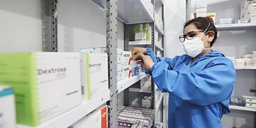 Peruanos acuden en consulta “médica” a boticas y farmacias porque no hay servicios de salud al alcance de todos