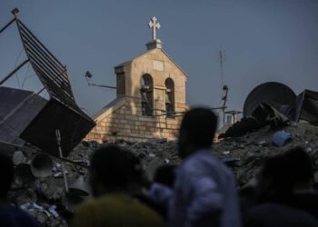 Un pueblo bajo las bombas y la globalización de la indiferencia: El ataque a la iglesia de Gaza y la absurda escalada bélica