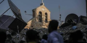 Un pueblo bajo las bombas y la globalización de la indiferencia: El ataque a la iglesia de Gaza y la absurda escalada bélica