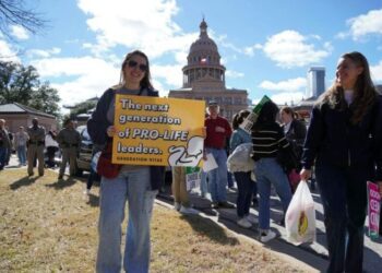 La opinión provida crece en EE.UU. tras el fallo Dobbs que tumbó Roe vs. Wade