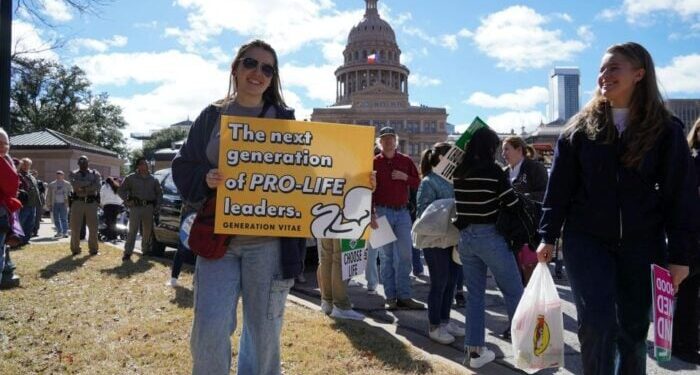 La opinión provida crece en EE.UU. tras el fallo Dobbs que tumbó Roe vs. Wade