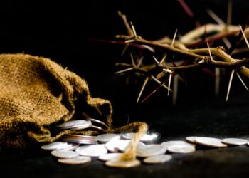 En verdad os digo que uno de vosotros me va a entregar: uno que está comiendo conmigo