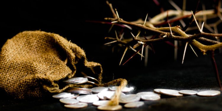 En verdad os digo que uno de vosotros me va a entregar: uno que está comiendo conmigo