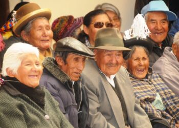 Ni “abuelos” ni “pensionistas”, son adultos mayores: cómo los medios alimentan el edadismo