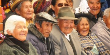 Ni “abuelos” ni “pensionistas”, son adultos mayores: cómo los medios alimentan el edadismo