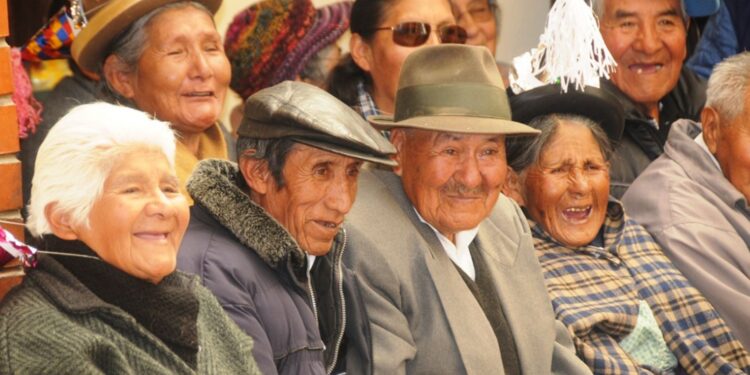 Ni “abuelos” ni “pensionistas”, son adultos mayores: cómo los medios alimentan el edadismo