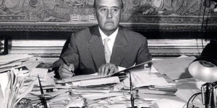 La oratoria monótona del dictador: así construyó Franco un autoritarismo sin carisma