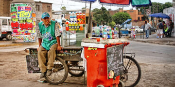 La informalidad afecta al 51,7% de la fuerza laboral en América Latina: su efecto sobre las pensiones es preocupante