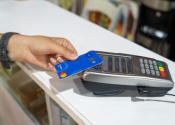 Envío de remesas crece casi 100% con España como principal destino