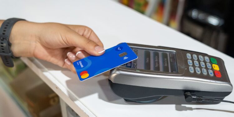 Envío de remesas crece casi 100% con España como principal destino