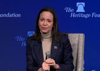 María Corina en azul