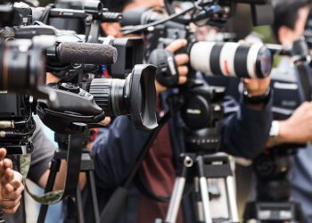 La prensa se desespera por eliminar a sus adversarios y los políticos se esfuerzan en darle balas a esa prensa