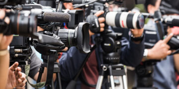 La prensa se desespera por eliminar a sus adversarios y los políticos se esfuerzan en darle balas a esa prensa