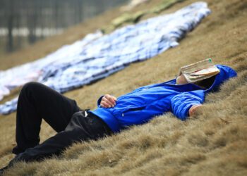 Ni estudian ni trabajan: por qué este fenómeno es más complejo de lo que pensamos