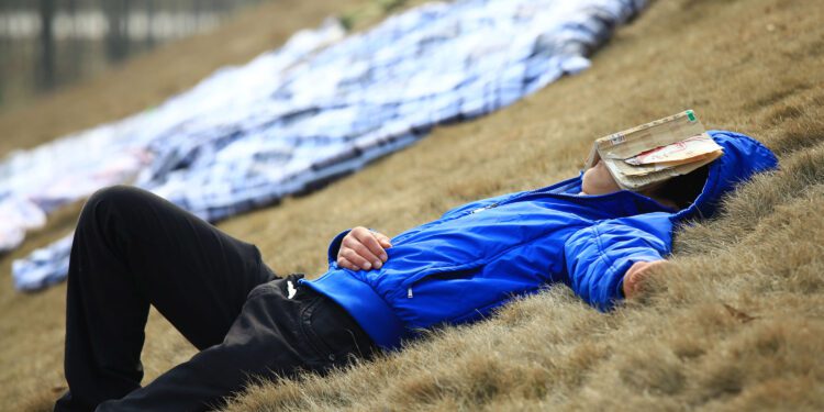 Ni estudian ni trabajan: por qué este fenómeno es más complejo de lo que pensamos