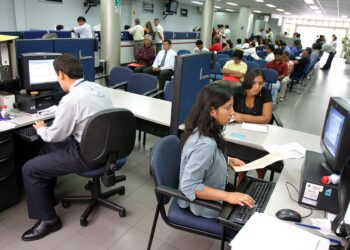 Injustificado incremento del gasto en remuneraciones, por encima de lo previsto en las proyecciones oficiales