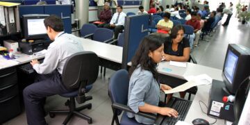 Injustificado incremento del gasto en remuneraciones, por encima de lo previsto en las proyecciones oficiales