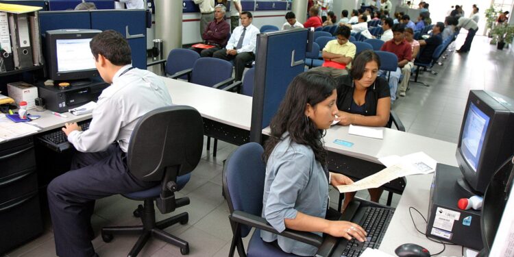 Injustificado incremento del gasto en remuneraciones, por encima de lo previsto en las proyecciones oficiales