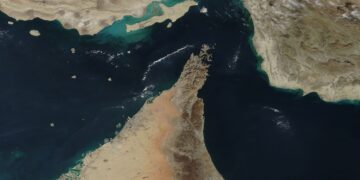 ¿Qué es el estrecho de Ormuz y por qué su cierre es tan importante para la economía mundial?