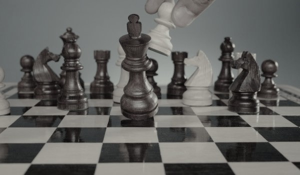 ¿Estamos sometidos a una organización que pone, retiene, saca, reemplaza e inventa presidentes?