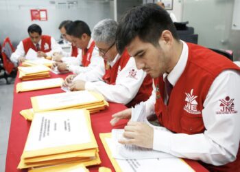 El ‘déjà vu’ electoral peruano: 35 candidatos, volatilidad y el eterno voto del mal menor
