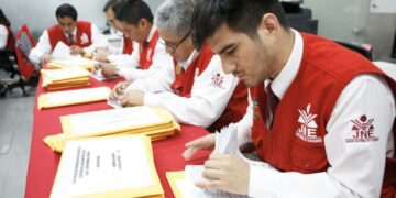 El ‘déjà vu’ electoral peruano: 35 candidatos, volatilidad y el eterno voto del mal menor