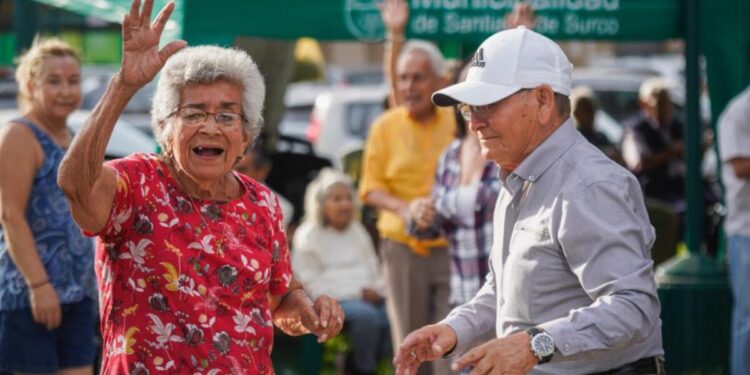 Perú: 42,8% de los hogares tiene al menos a una persona adulta mayor