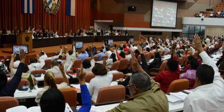 Cuba aprueba 176 medidas en un nuevo intento de encauzar su economía