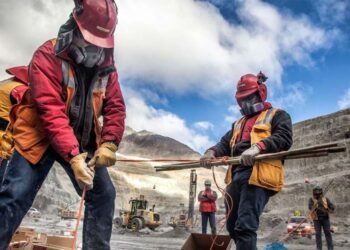 Efectos asimétricos de choques externos en la economía peruana: el rol de la confianza