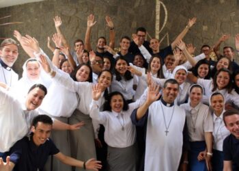 Una opción que se manifiesta en el radicalismo del don de sí mismo por amor a Dios y, en El, a cada miembro de la familia humana
