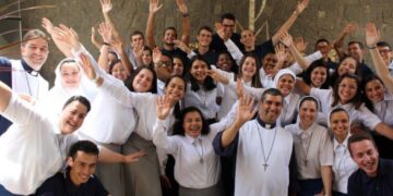 Una opción que se manifiesta en el radicalismo del don de sí mismo por amor a Dios y, en El, a cada miembro de la familia humana