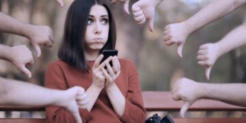 Tener una opinión política no es responder reactivamente, es decir lo que te parece bien o lo que está mal