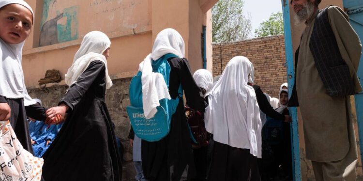 De pequeña, los talibanes me prohibieron ir al colegio en Afganistán. Ver cómo vuelve a pasar es desgarrador