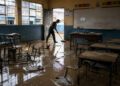 Más de 30 mil instituciones educativas corren riesgo de inundación, lo que amenaza los estudios de escolares y universitarios