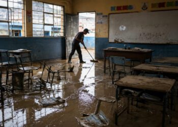 Más de 30 mil instituciones educativas corren riesgo de inundación, lo que amenaza los estudios de escolares y universitarios