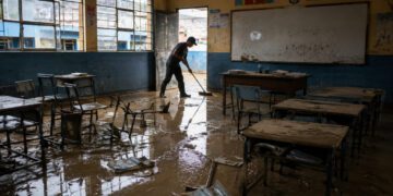 Más de 30 mil instituciones educativas corren riesgo de inundación, lo que amenaza los estudios de escolares y universitarios