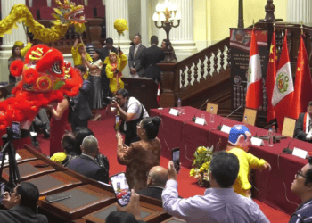 No trabajan, no van a Sesiones, están de vacaciones en China “invitados” ¿y les pagamos de nuestros impuestos?